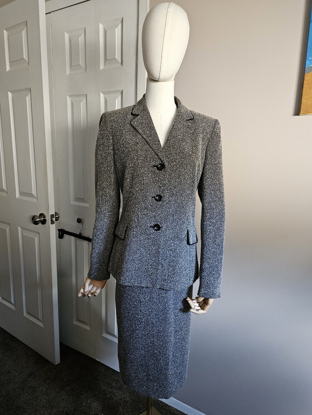 Women's Gray Tweed Jacket and Skirt Suit - Classic Professional. Size 10